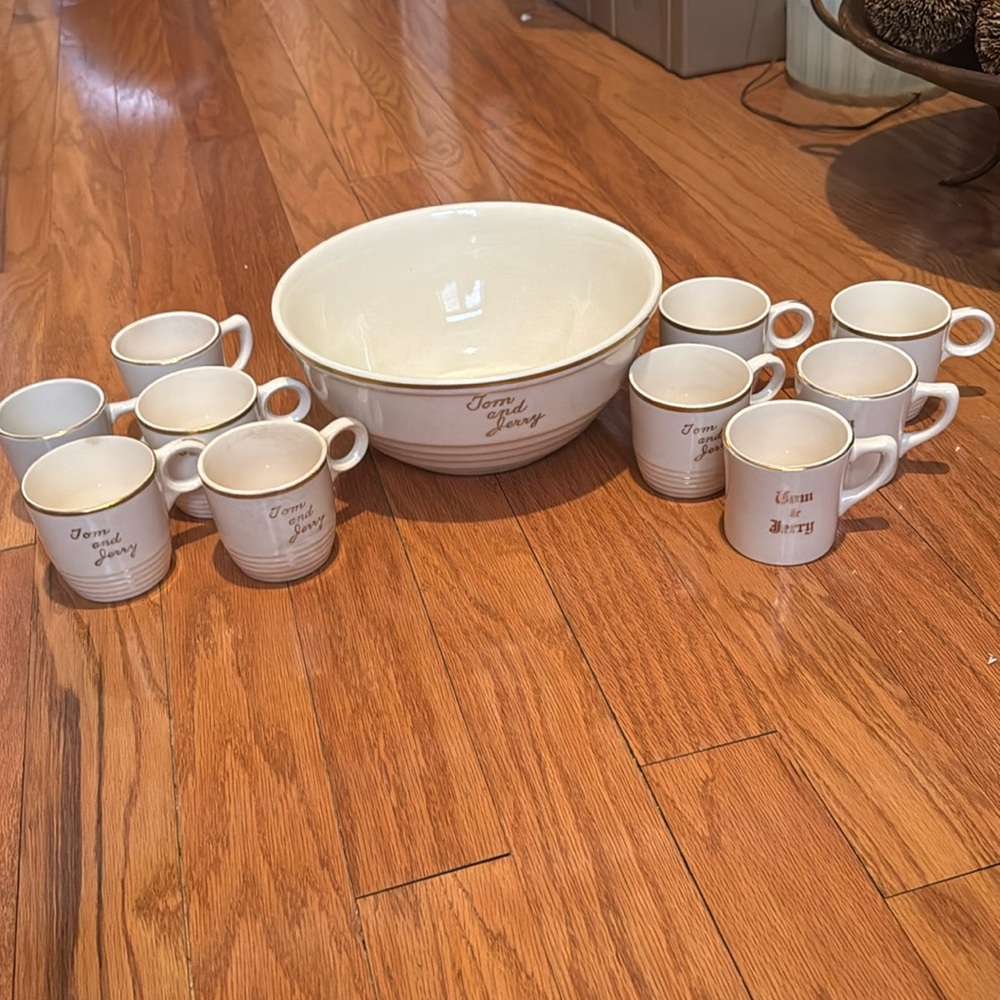 Vintage Tom and Jerry Punch Bowl/Eggnog Set with 10 cups